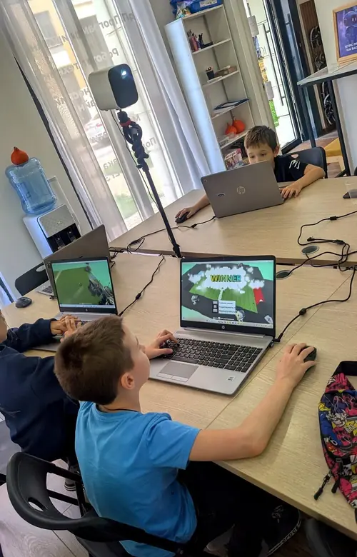 Мальчик выиграл гонку в своей игре в Kodu