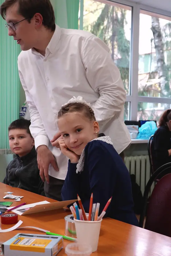 Преподаватель помогает девочке на мастер-классе